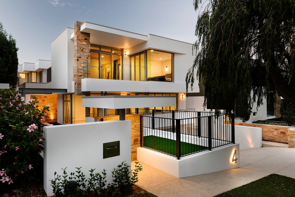 Стильный дизайн: двухэтажный, белый дом в современном стиле с плоской крышей - последний тренд