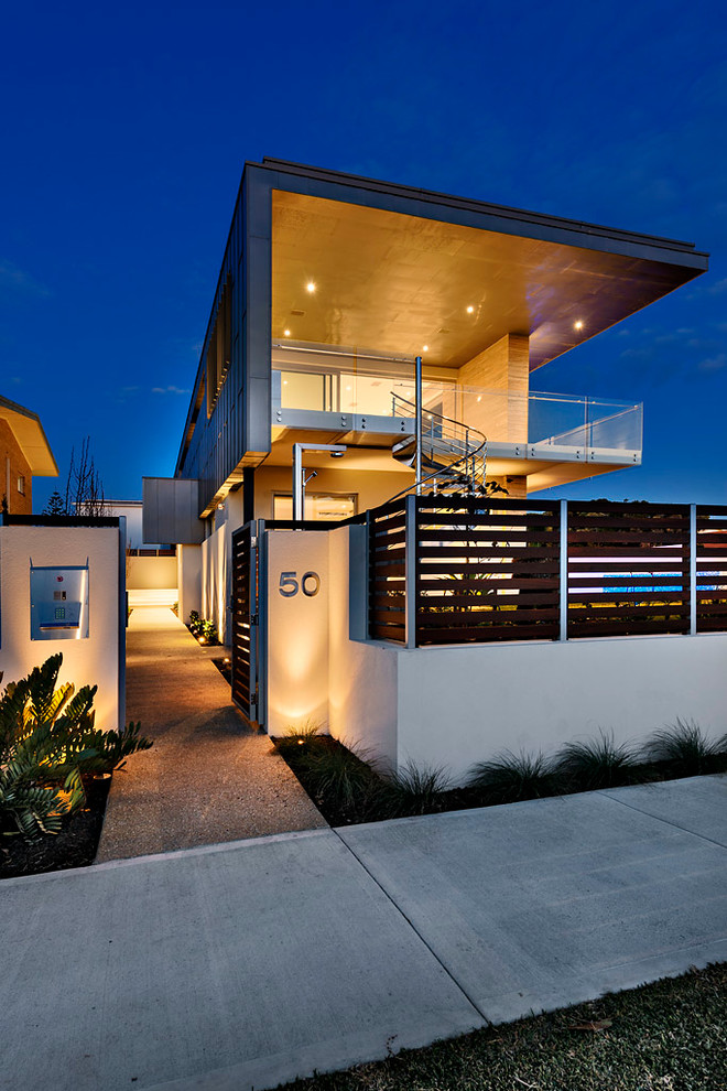 Ispirazione per la facciata di una casa beige contemporanea a due piani con tetto piano