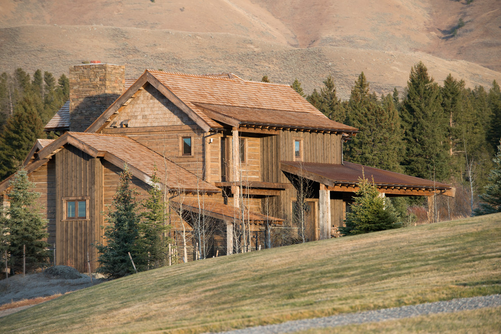 Exemple d'une très grande façade de maison marron montagne en bois à deux étages et plus avec un toit à deux pans et un toit en shingle.