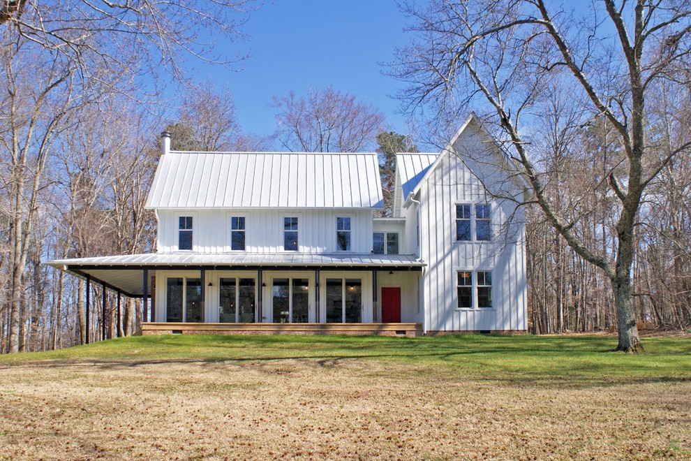 Пример оригинального дизайна: двухэтажный, деревянный, белый дом в стиле кантри