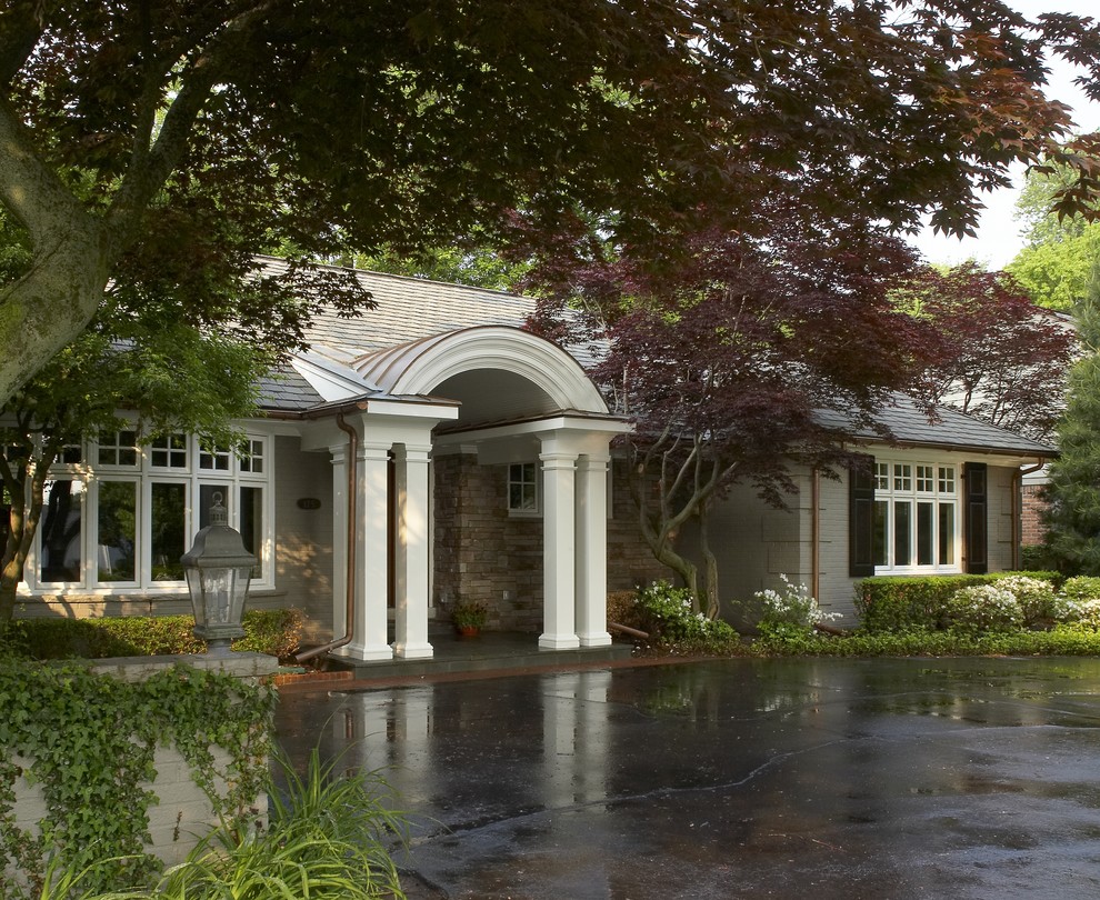 Kleines, Einstöckiges Klassisches Einfamilienhaus mit grauer Fassadenfarbe, Backsteinfassade, Satteldach und Schindeldach in Detroit