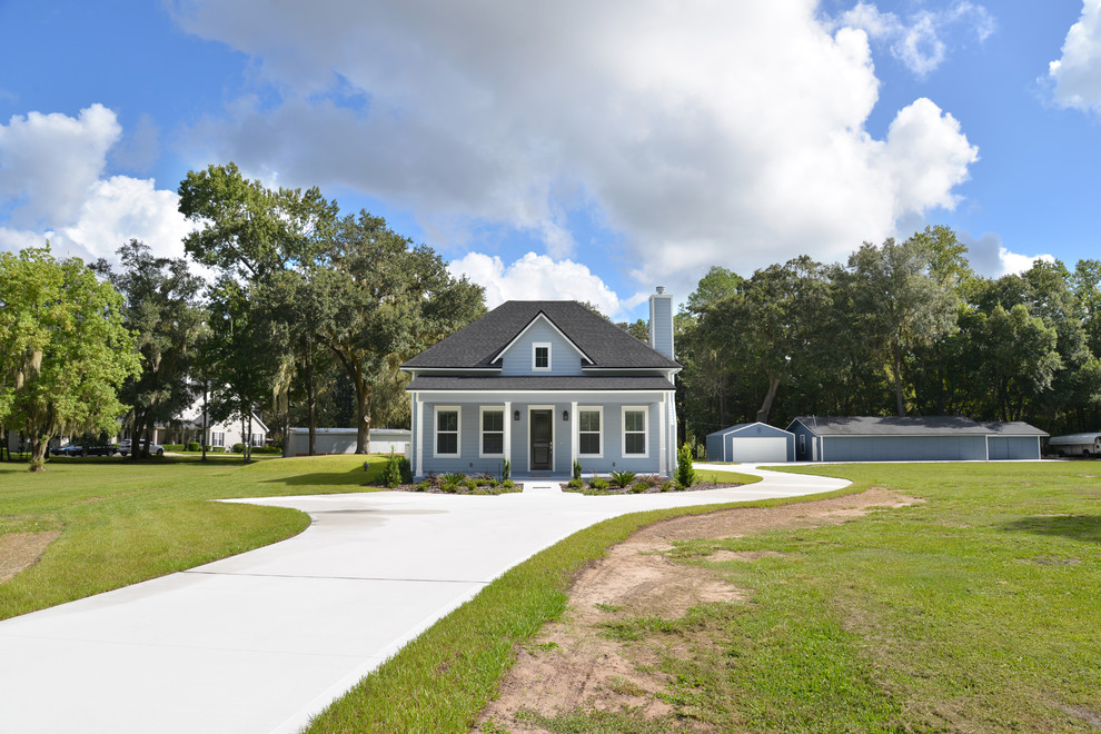 Großes, Einstöckiges Landhaus Haus mit Vinylfassade, blauer Fassadenfarbe und Mansardendach in Jacksonville