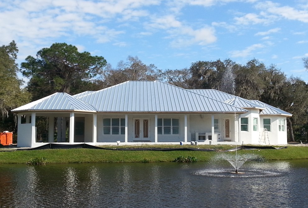 Idee per la facciata di una casa grande bianca tropicale a un piano con rivestimento in stucco