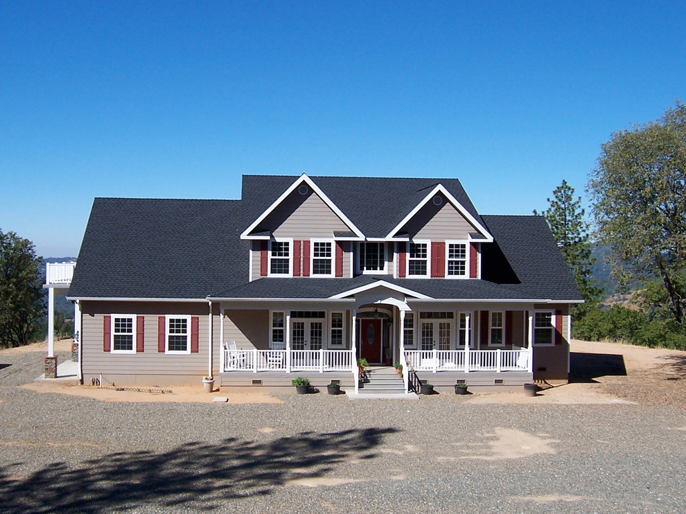 Große, Zweistöckige Landhaus Holzfassade Haus mit grauer Fassadenfarbe in Sonstige