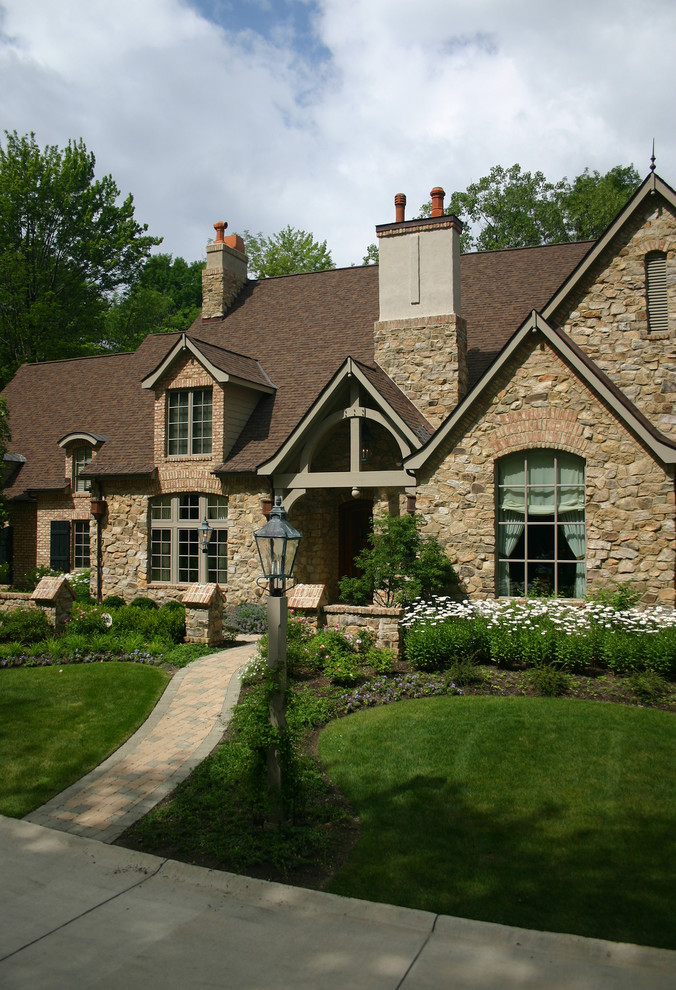 Источник вдохновения для домашнего уюта: дом в классическом стиле с облицовкой из камня