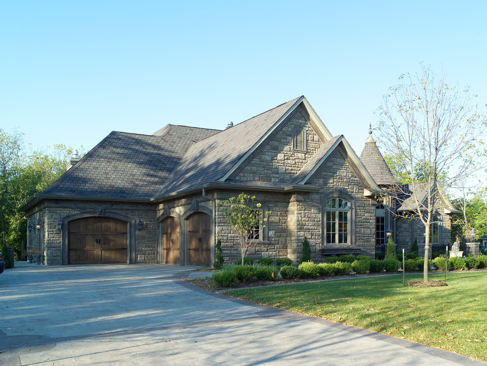 This is an example of a large traditional house exterior in Cedar Rapids.