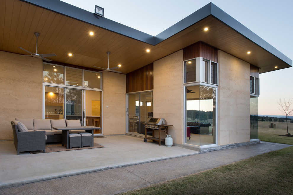 Idee per la facciata di una casa grande contemporanea a un piano con rivestimento in pietra