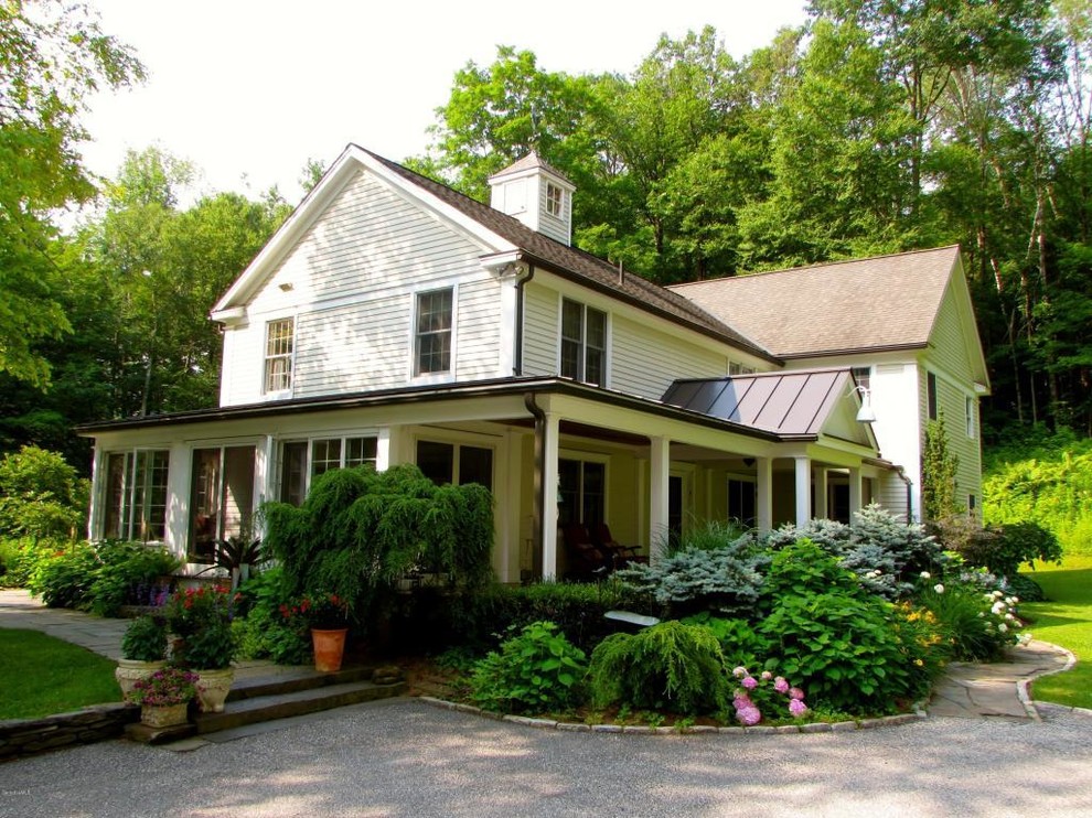 Cette photo montre une grande façade de maison blanche nature en bois à deux étages et plus avec un toit en appentis.