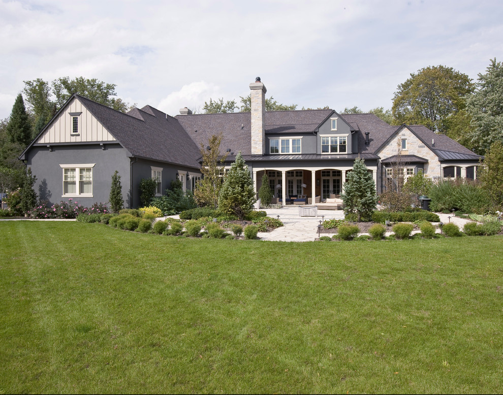 Großes, Zweistöckiges Klassisches Einfamilienhaus mit Putzfassade, grauer Fassadenfarbe, Satteldach und Schindeldach in Milwaukee