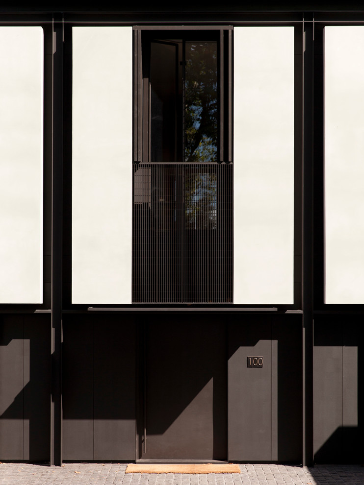 Diseño de fachada de casa pareada blanca de estilo zen de dos plantas con revestimiento de hormigón