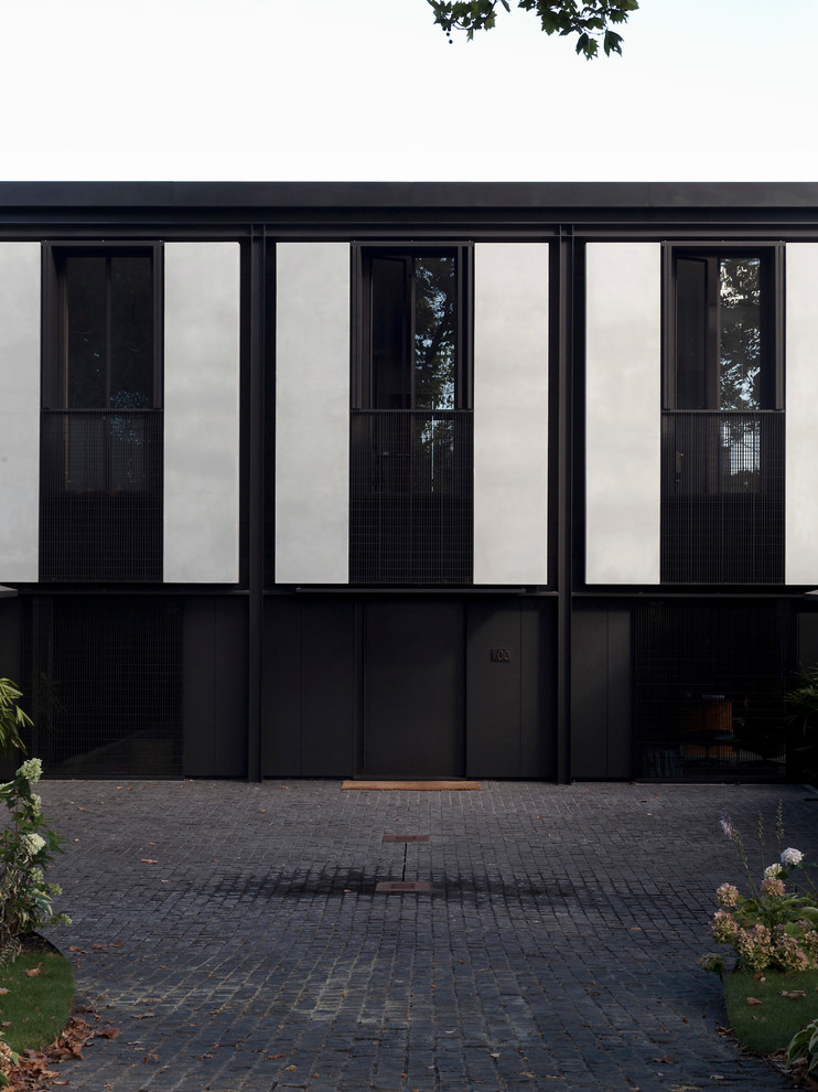 Идея дизайна: двухэтажный, черный таунхаус в классическом стиле с облицовкой из металла
