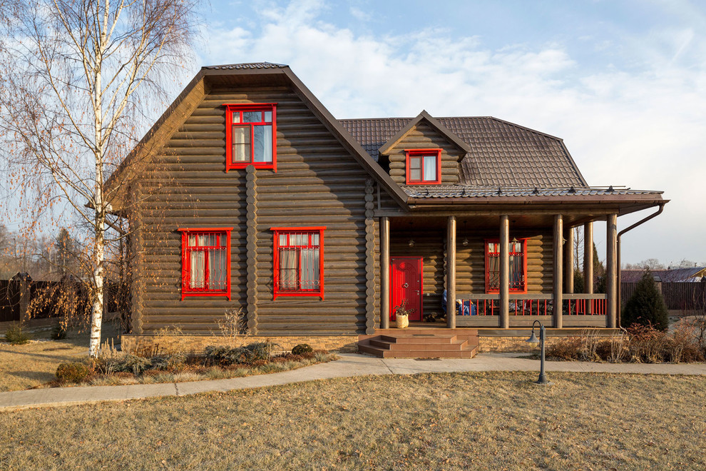 Modelo de fachada de casa marrón de estilo de casa de campo de dos plantas con revestimiento de madera y tejado a la holandesa