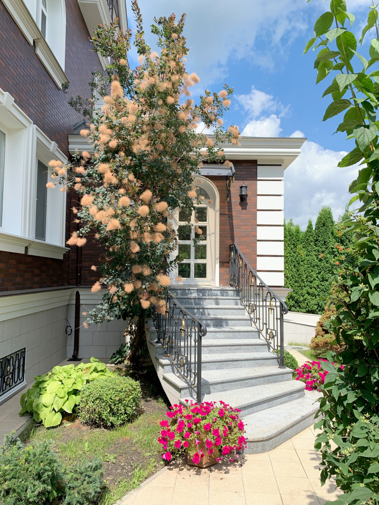Geräumiges Klassisches Einfamilienhaus mit Backsteinfassade, brauner Fassadenfarbe, Mansardendach und Misch-Dachdeckung in Sonstige