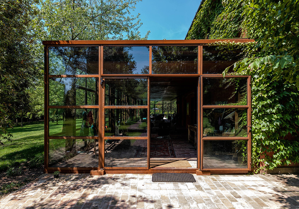 Photo of an urban bungalow glass house exterior in Venice.