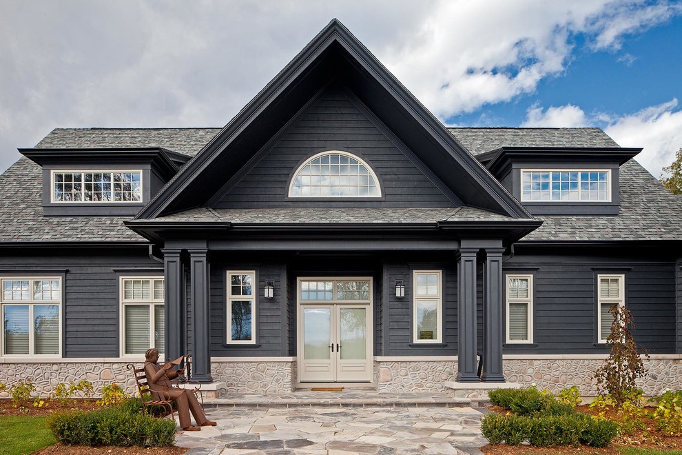 Große, Zweistöckige Klassische Holzfassade Haus mit grauer Fassadenfarbe in Toronto