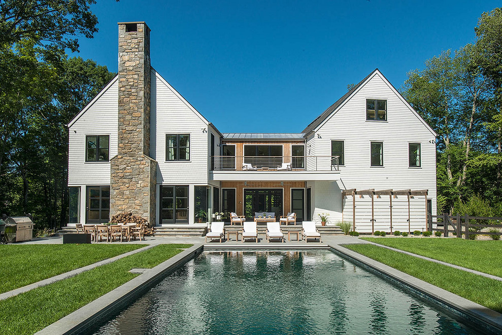 Dreistöckiges Landhaus Einfamilienhaus mit weißer Fassadenfarbe, Satteldach und Misch-Dachdeckung in New York