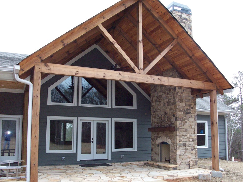 Réalisation d'une façade de maison grise craftsman de taille moyenne et de plain-pied avec un revêtement mixte et un toit à deux pans.
