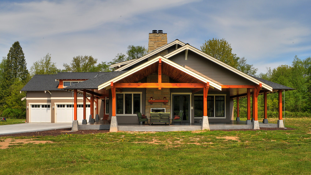 Inspiration pour une grande façade de maison grise traditionnelle de plain-pied avec un revêtement mixte et un toit à deux pans.