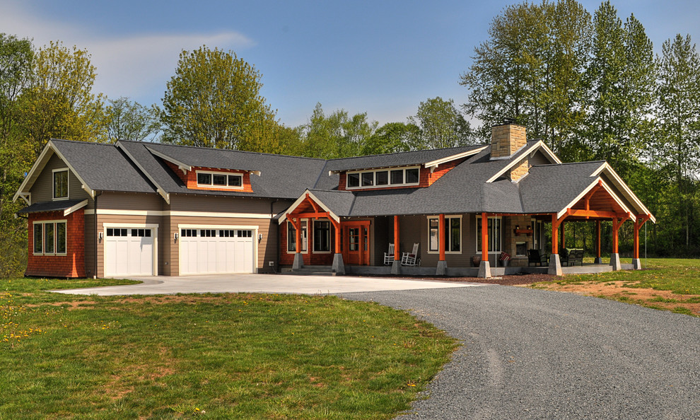 Пример оригинального дизайна: одноэтажный, большой, серый дом в стиле рустика с комбинированной облицовкой и двускатной крышей
