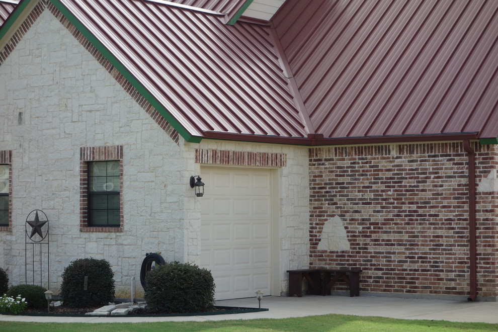 Großes, Zweistöckiges Landhaus Einfamilienhaus mit Mix-Fassade, roter Fassadenfarbe, Satteldach und Blechdach in Dallas