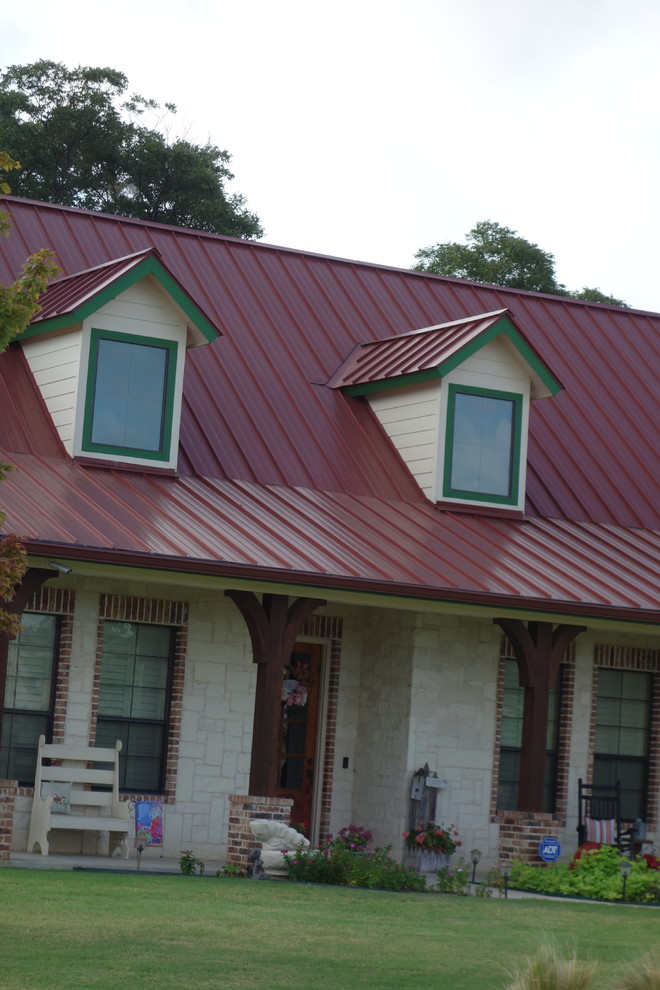 Großes, Zweistöckiges Landhaus Einfamilienhaus mit Mix-Fassade, roter Fassadenfarbe, Satteldach und Blechdach in Dallas