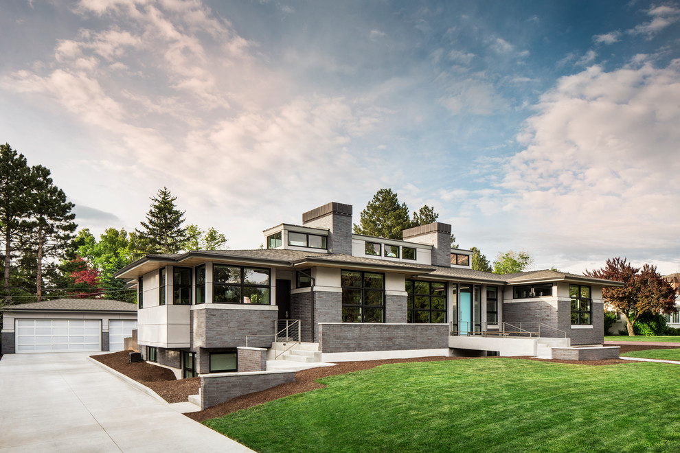Diseño de fachada gris actual de tamaño medio de una planta con revestimiento de ladrillo y tejado a cuatro aguas