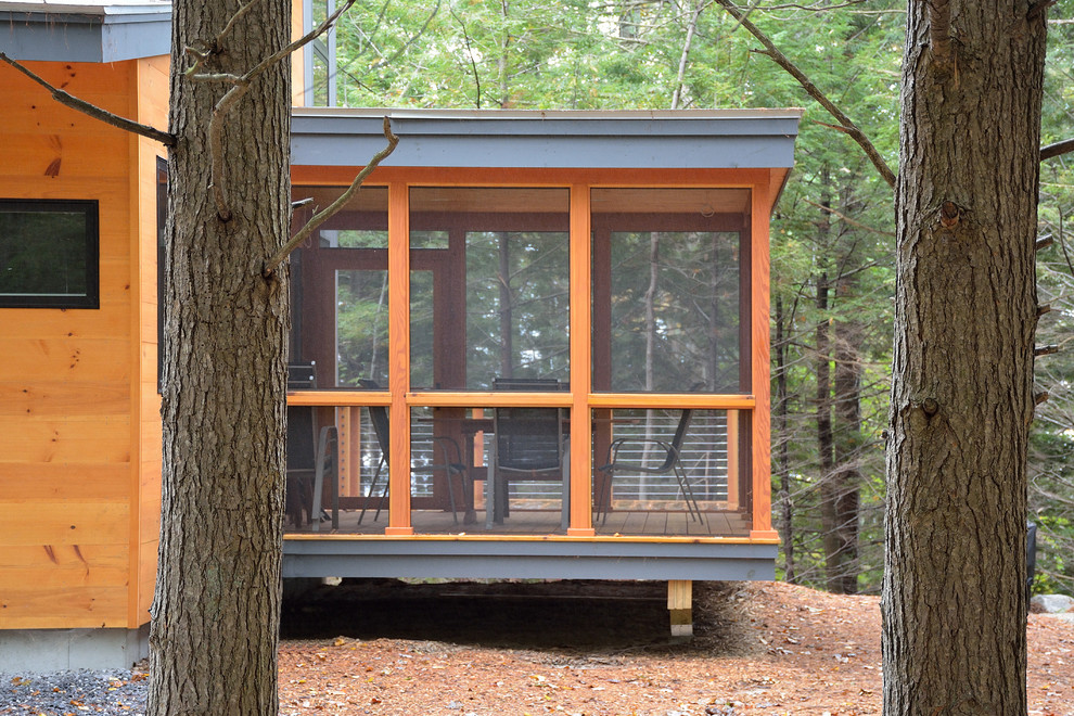 Kleines, Zweistöckiges Modernes Haus mit Flachdach in Portland Maine