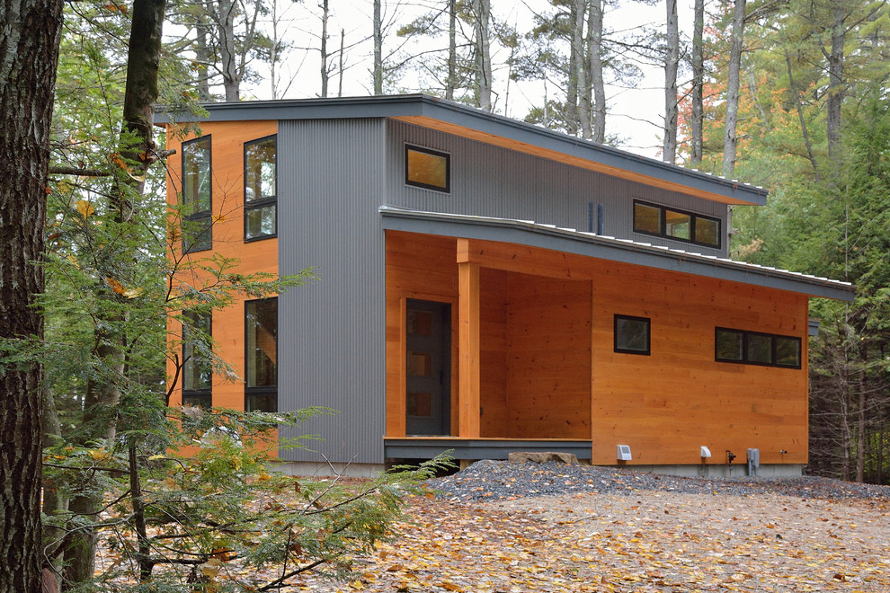 Mittelgroße, Dreistöckige Moderne Holzfassade Haus mit brauner Fassadenfarbe und Pultdach in Portland Maine