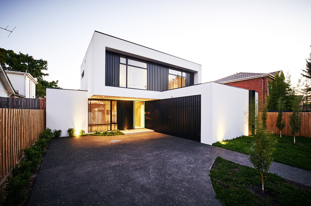 Идея дизайна: двухэтажный, белый частный загородный дом среднего размера в современном стиле с облицовкой из металла, плоской крышей и крышей из гибкой черепицы
