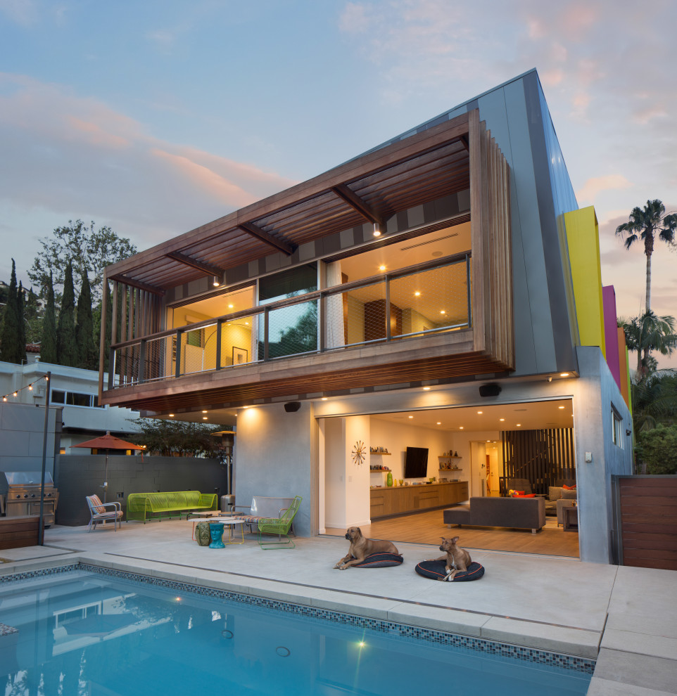 Inspiration för mellanstora moderna flerfärgade hus, med två våningar, metallfasad, platt tak och levande tak