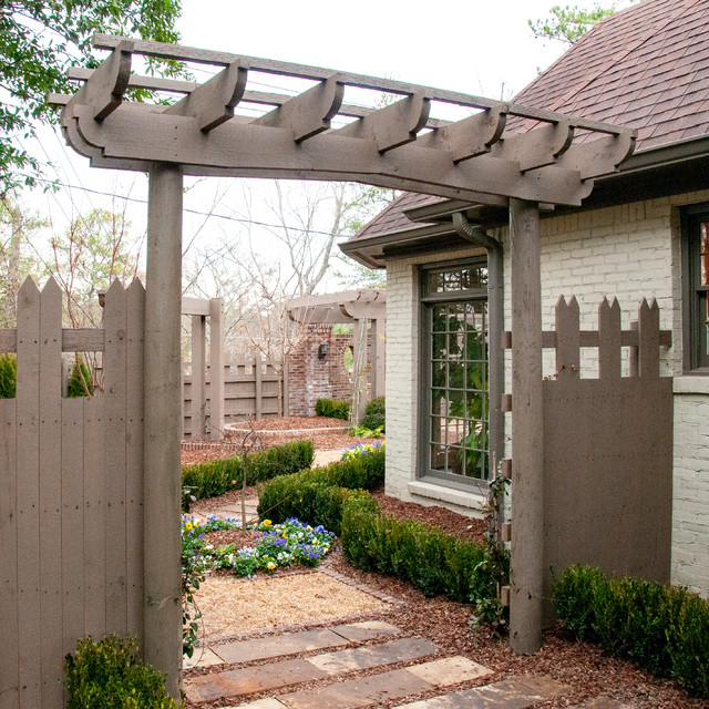 Courtyard Garden & Screened Porch - Classique - Façade - Birmingham ...