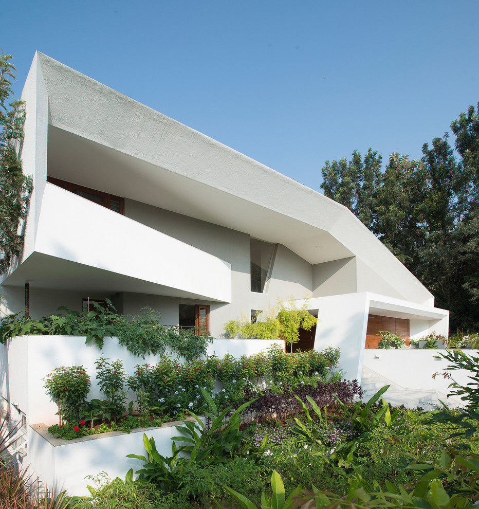 Großes Modernes Einfamilienhaus mit weißer Fassadenfarbe in Bangalore