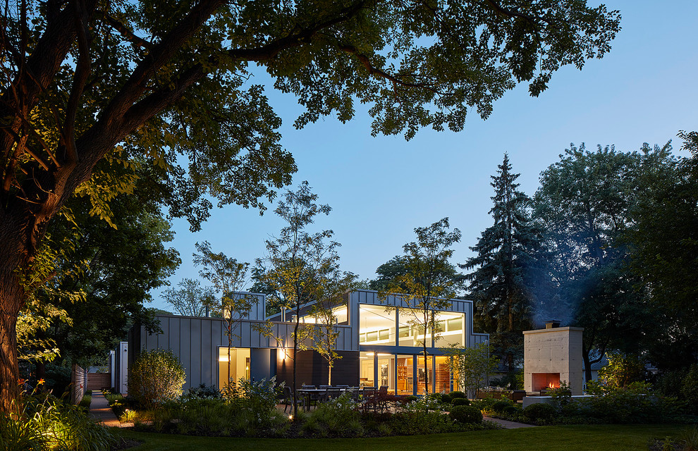 Großes, Einstöckiges Modernes Haus mit Metallfassade, grauer Fassadenfarbe und Flachdach in Chicago