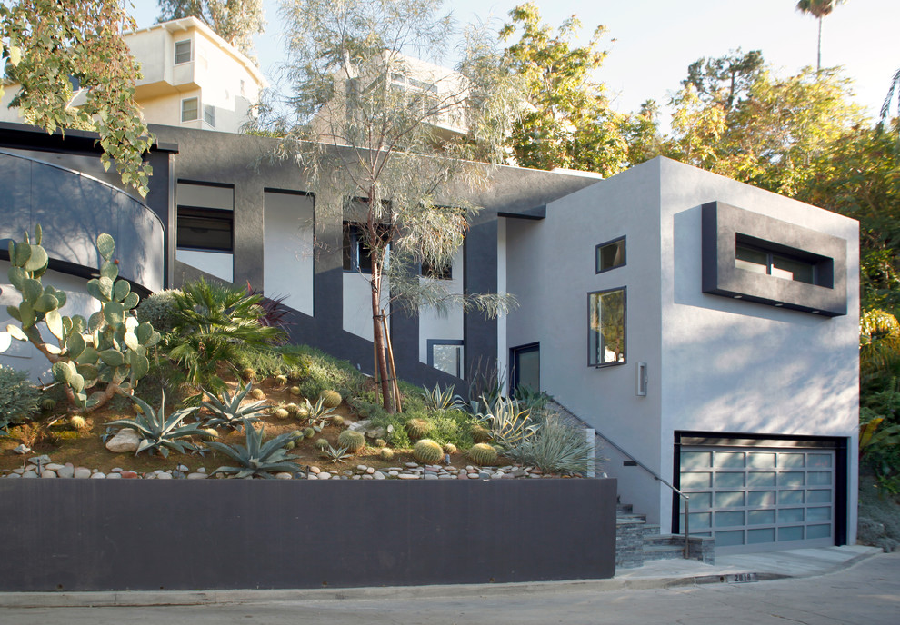 This is an example of a gey contemporary two floor house exterior in Los Angeles.