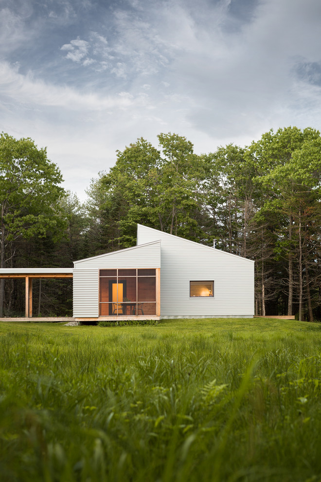 Idées déco pour une façade de maison grise contemporaine en bois de taille moyenne et de plain-pied.