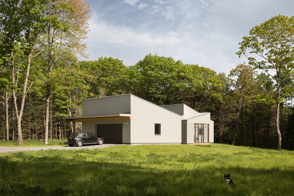 Inspiration för mellanstora moderna grå trähus, med allt i ett plan