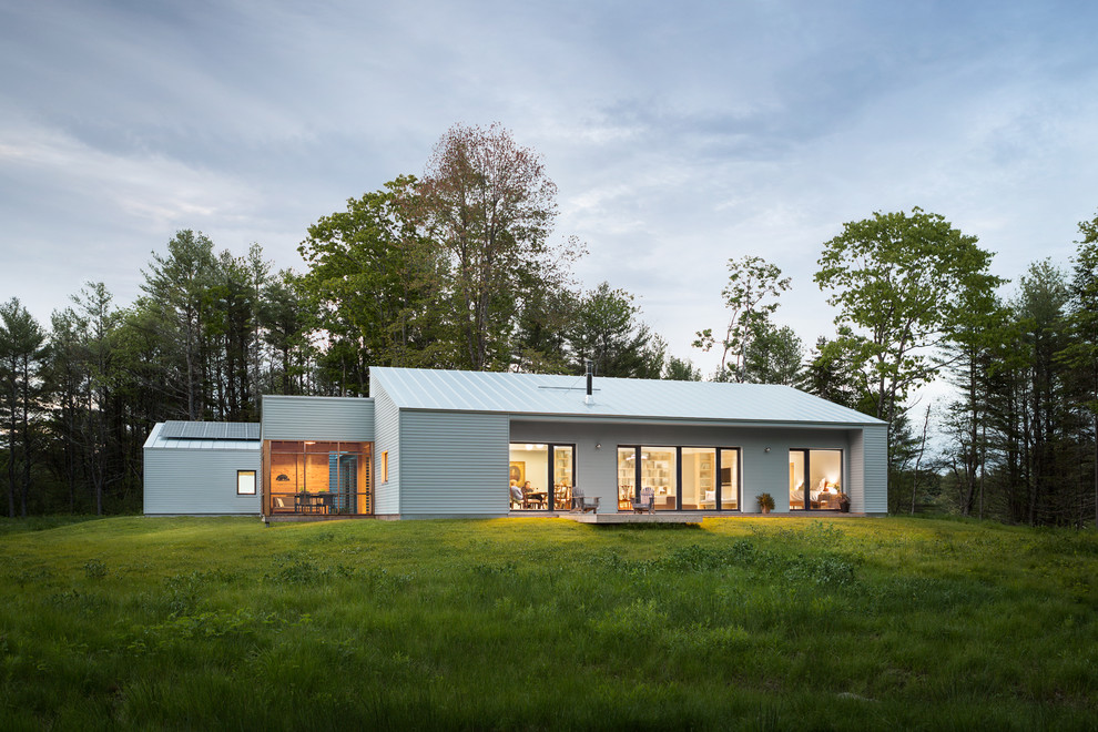Inspiration pour une façade de maison grise design de taille moyenne et de plain-pied.