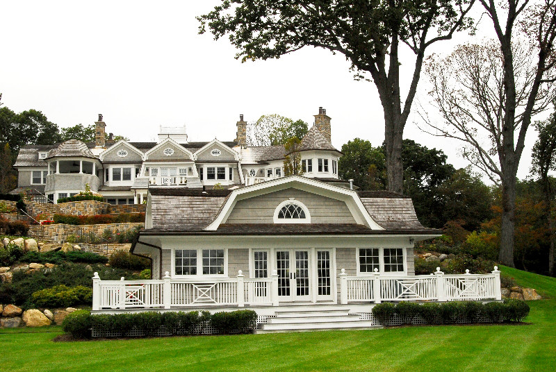Пример оригинального дизайна: одноэтажный, деревянный, серый дом среднего размера в морском стиле