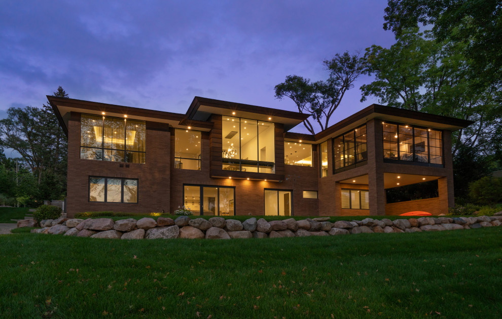 Großes, Einstöckiges Modernes Haus mit brauner Fassadenfarbe, Walmdach und Schindeldach in Detroit