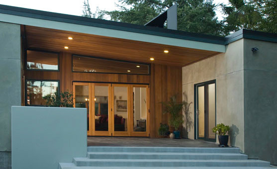 Ejemplo de fachada multicolor moderna grande de una planta con revestimientos combinados y tejado de un solo tendido