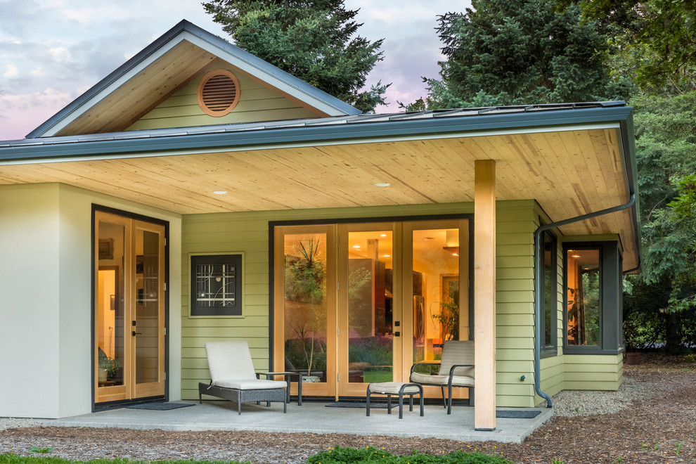 Inspiration för mellanstora amerikanska beige hus, med allt i ett plan, blandad fasad, tak i metall och sadeltak