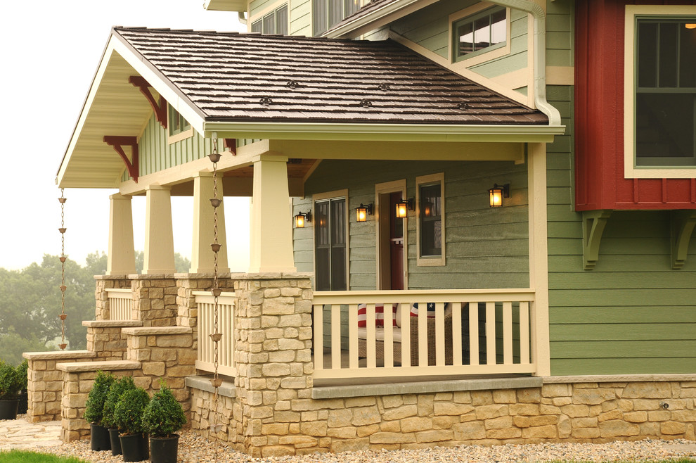 Exemple d'une façade de maison verte craftsman en bois de taille moyenne et à un étage avec un toit à deux pans.