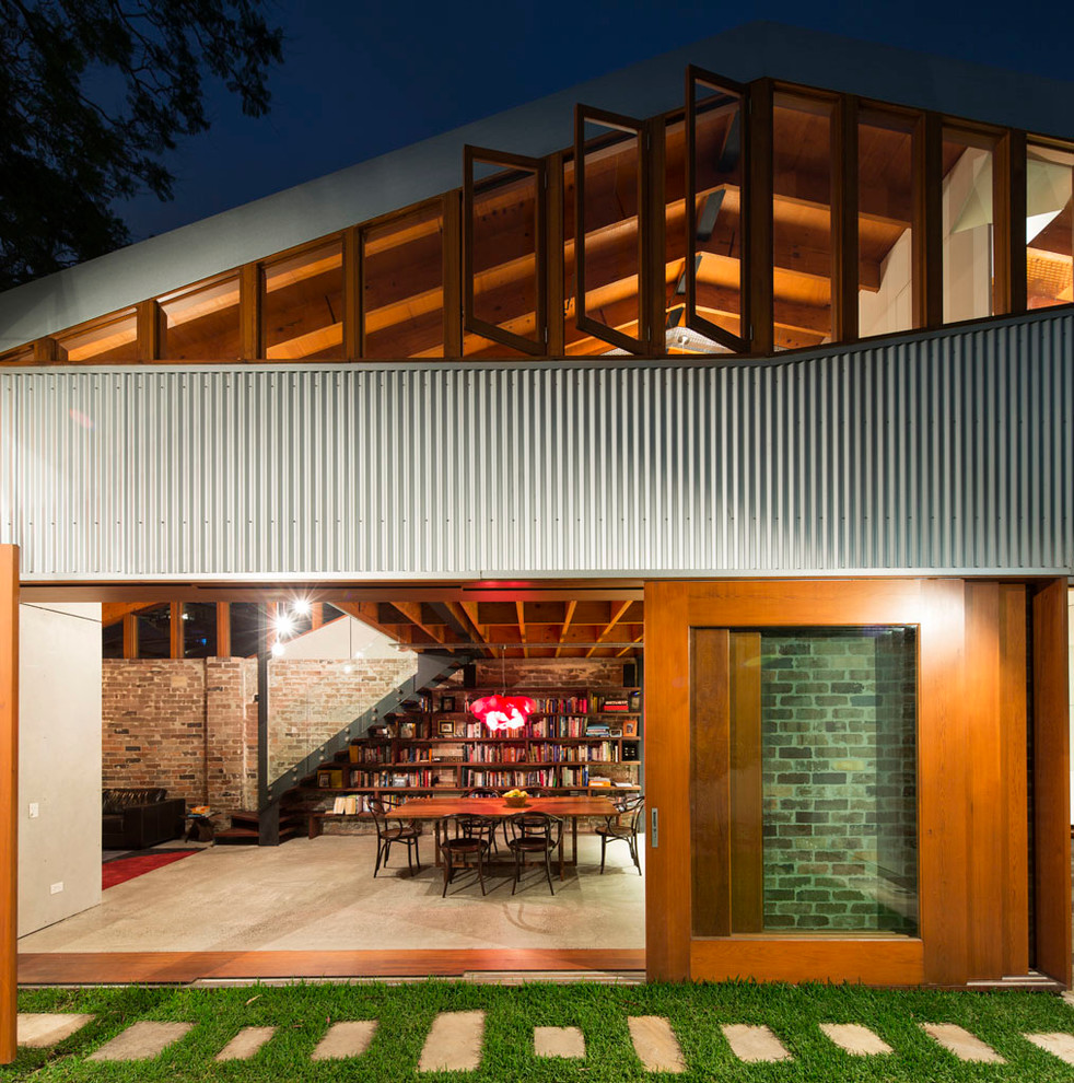 Zweistöckiges Industrial Haus mit Metallfassade in Sydney
