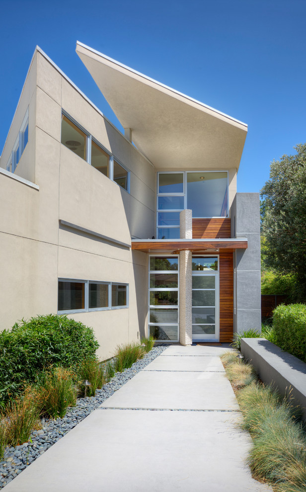 Photo of a modern house exterior in Sacramento with wood cladding.