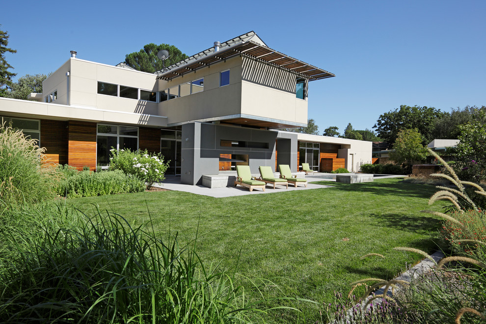 Contemporary house exterior in Sacramento with wood cladding.