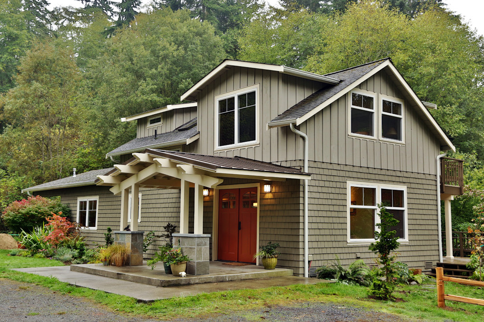 Großes, Zweistöckiges Uriges Einfamilienhaus mit Mix-Fassade, grüner Fassadenfarbe, Satteldach und Schindeldach in Seattle