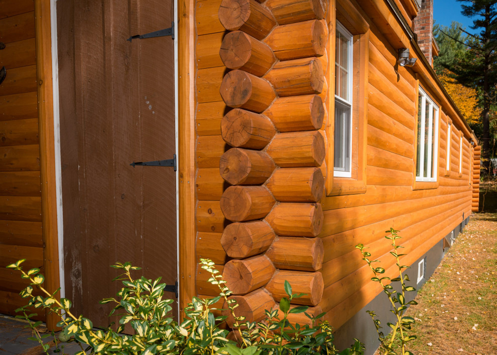 Foto de fachada de casa rural de una planta con revestimiento de madera