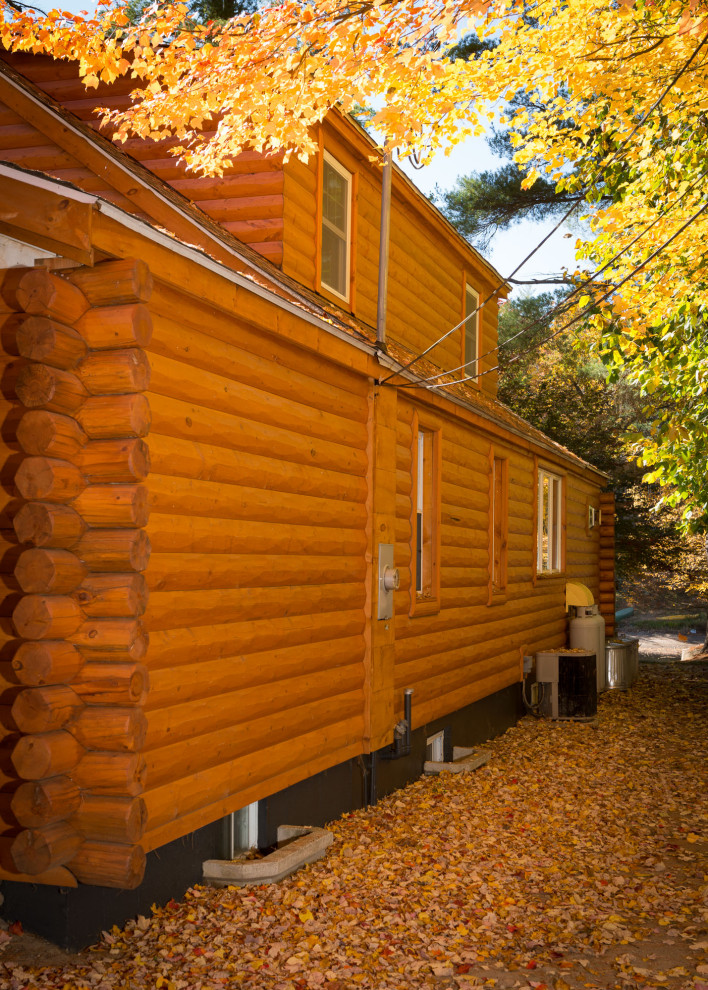 Свежая идея для дизайна: деревянный, одноэтажный частный загородный дом в стиле рустика - отличное фото интерьера