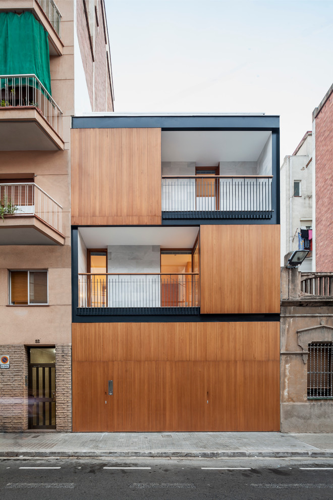 This is an example of a medium sized contemporary house exterior in Barcelona.