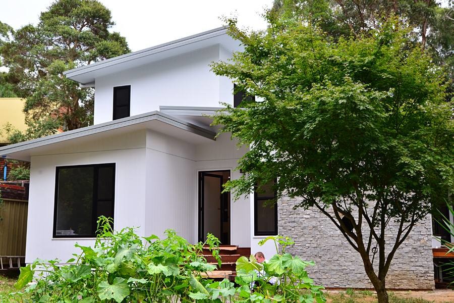 Стильный дизайн: большой, двухэтажный, белый частный загородный дом в морском стиле с комбинированной облицовкой и плоской крышей - последний тренд
